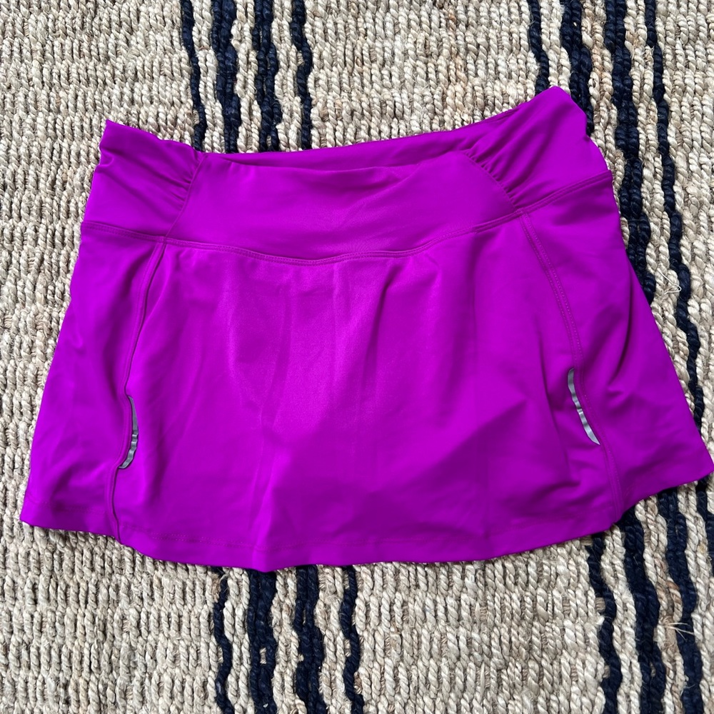 Hind womens stretch athletic skirt. Size Med (8-10). Magenta, good condition.